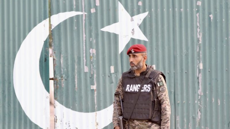 Боевете между Афганистан и Пакистан разселиха над 100 000 души